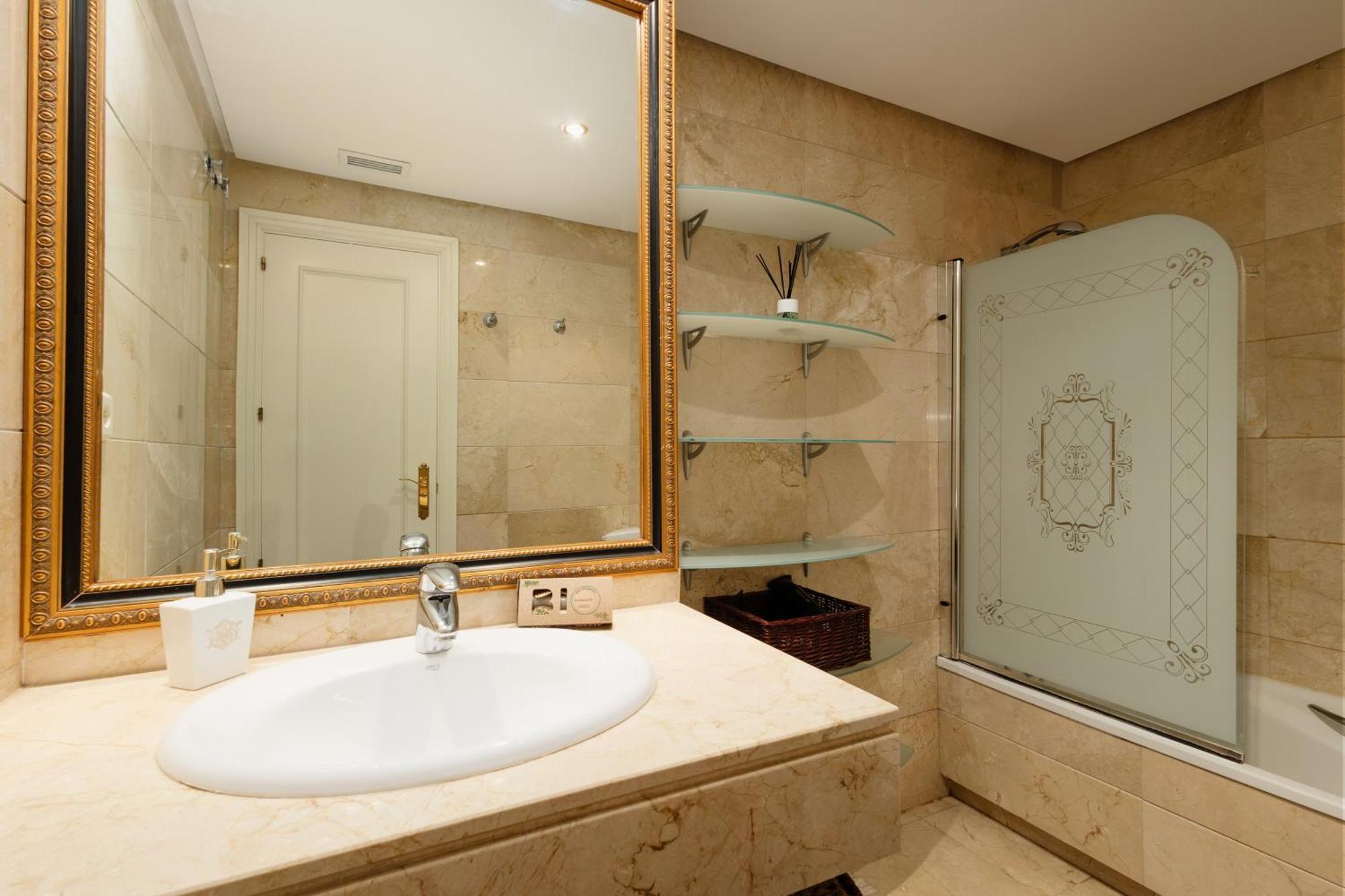 Ground Floor Holiday Apartment With Terrace And Pool In Puerto Banus, Marbella Exteriér fotografie